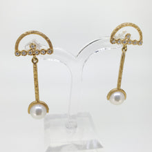 Load image into Gallery viewer, Dangle Pearl Earrings
